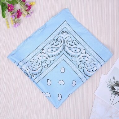 Bandana dangaus žydrumo spalvos