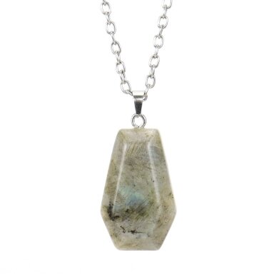 Paprasto stiliaus natūralaus akmens pakabukas. Labradorite