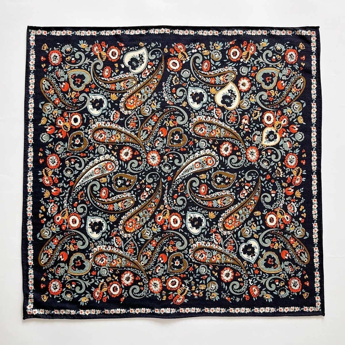 Šilkinė skarelė62x62 cm