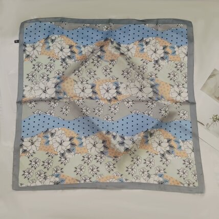 Skarelė 70x70 cm Skarelė 70x70 cm
